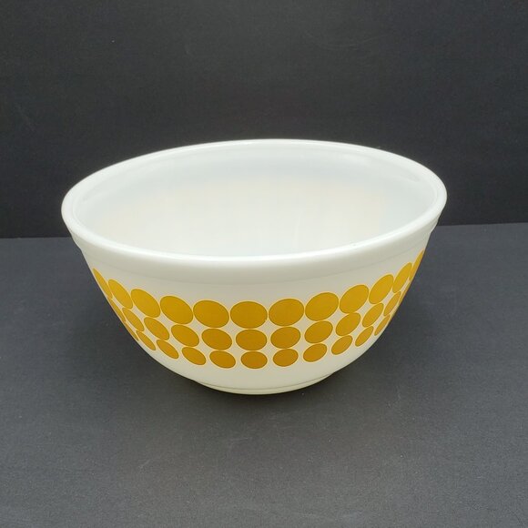 Pyrex Yellow Dots 1.5 Quart Mixing Bowl Pyrex Dots Yellow 402 Serving Bowl - Picture 2 of 10